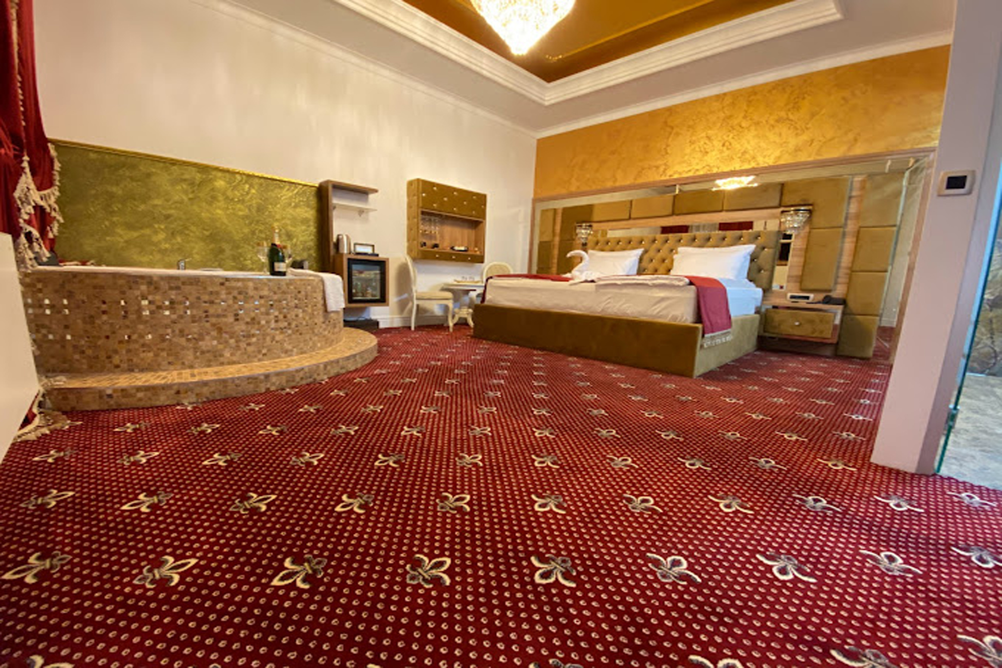Montaj mochetă în cameră de hotel