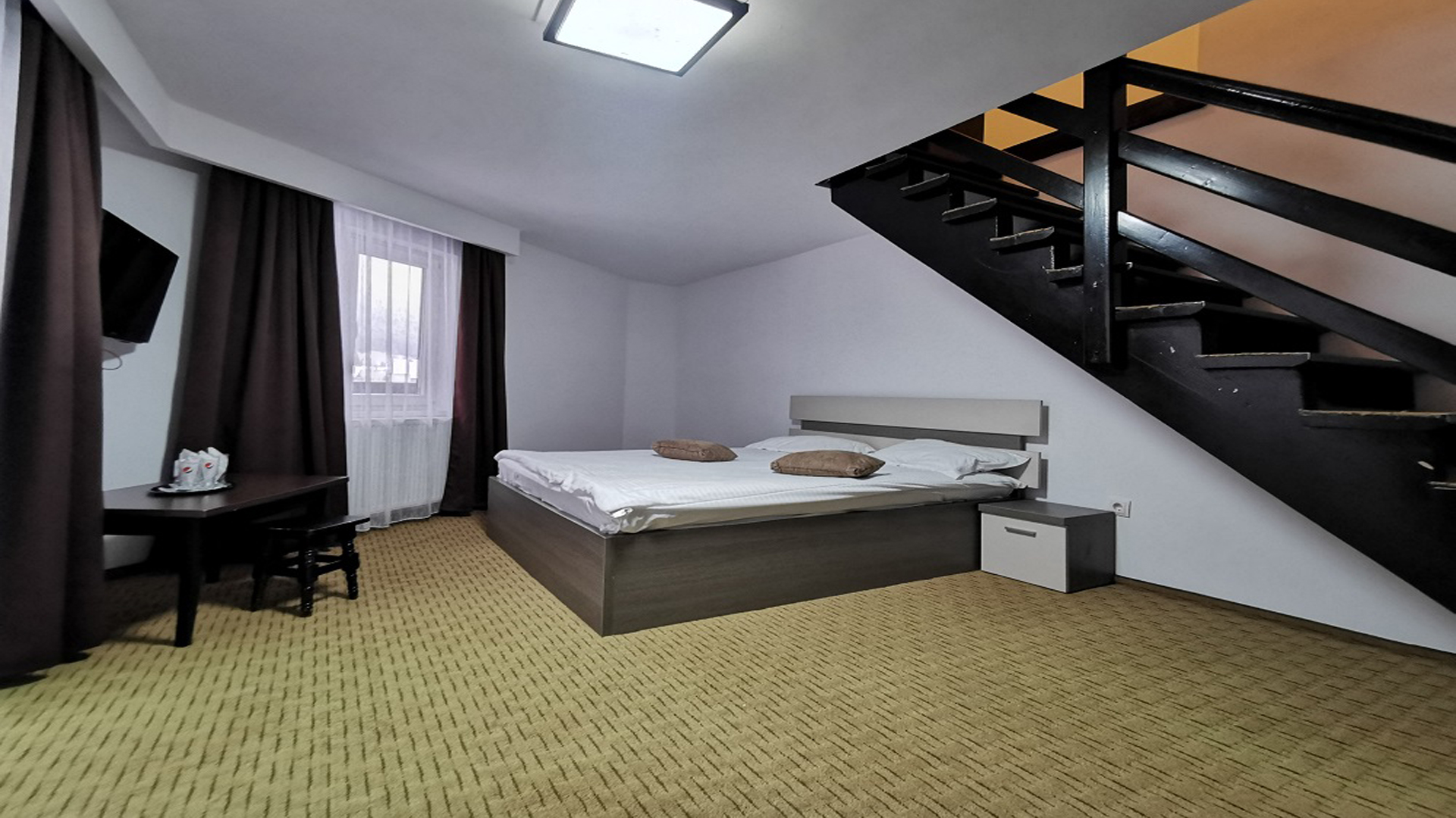 instalare mocheta camere hotel Bran Moeciu