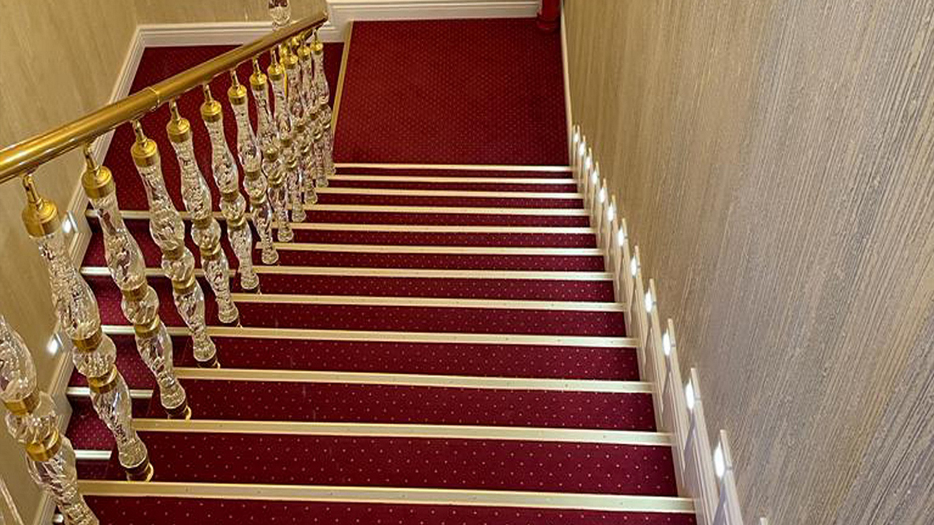 interior hotel Fagaras cu mocheta