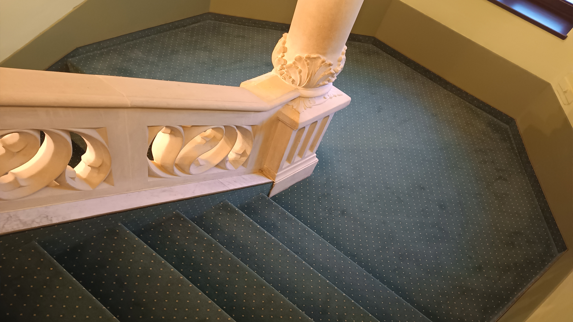 interior scari hotel cu mocheta de calitate montata