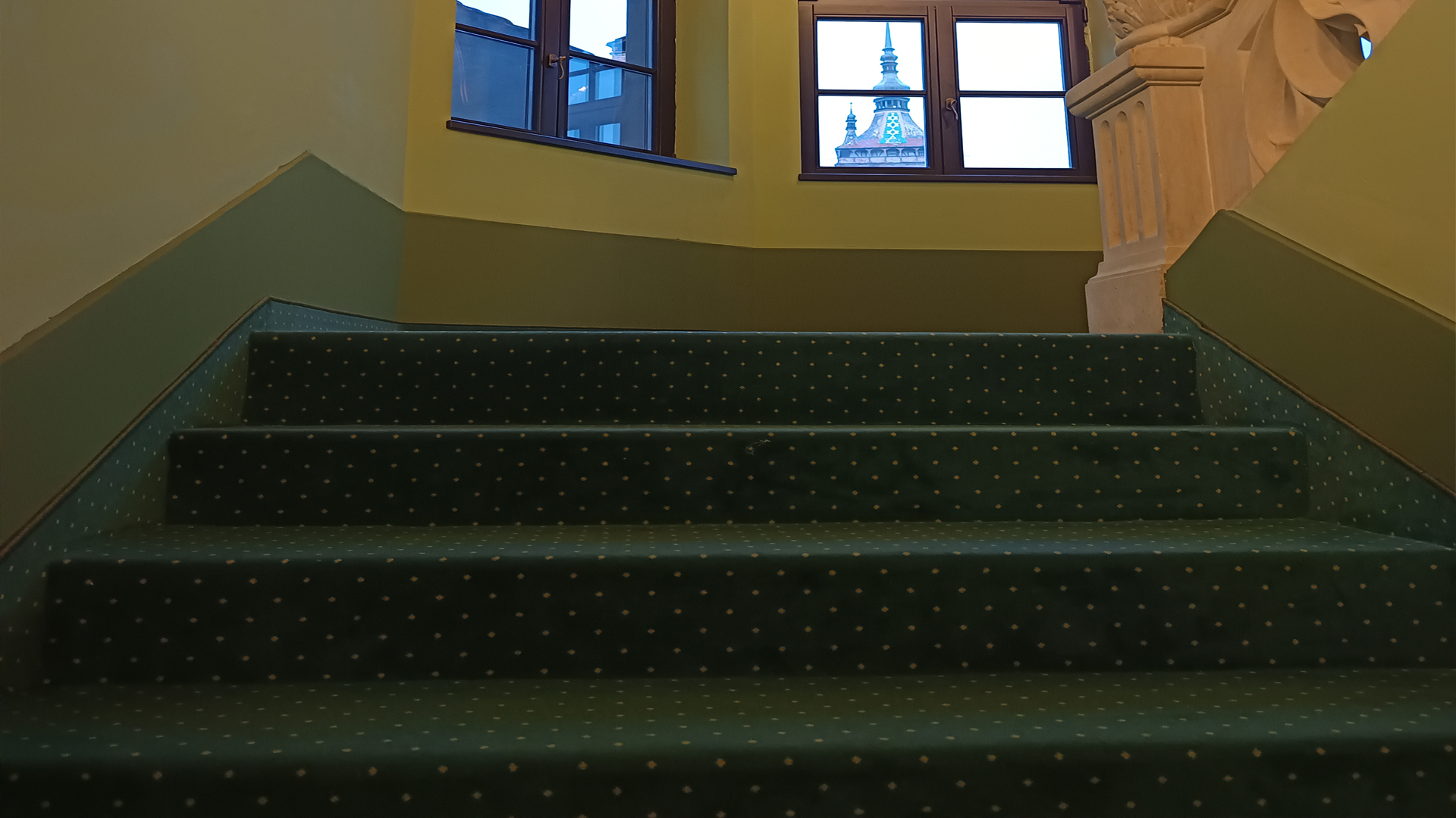 mocheta pe scari montata profesional in spatiu hotelier