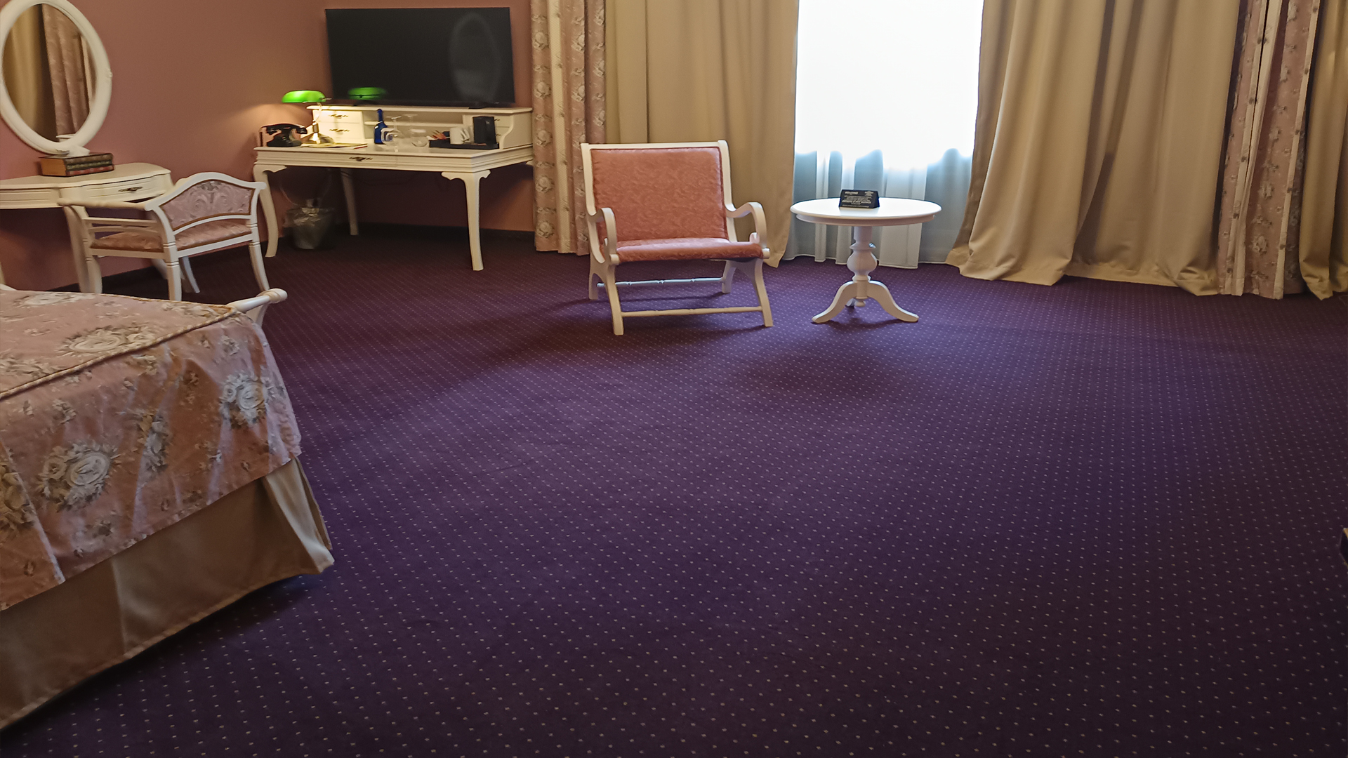 mocheta instalata in camera de hotel design modern