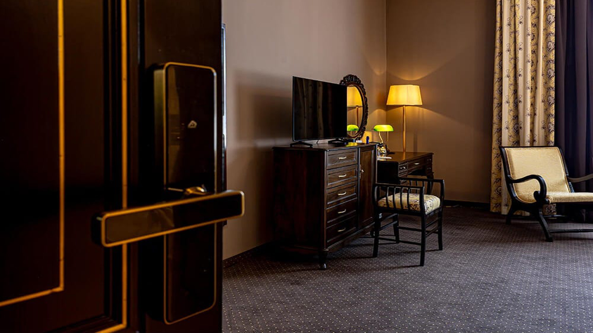 Montaj mochetă în cameră hotelieră pentru confort și estetică profesională