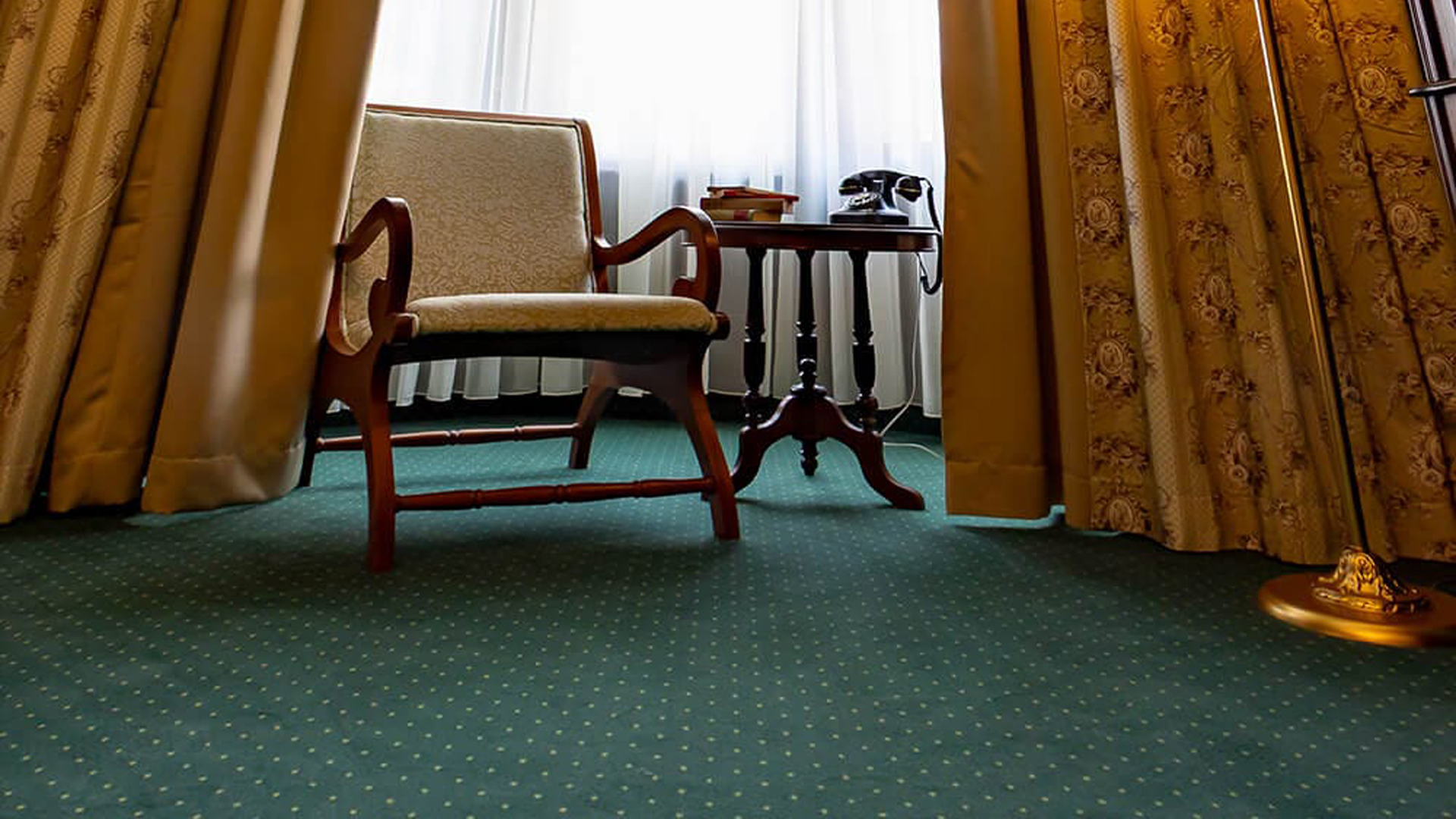Montaj mochetă în cameră de hotel cu execuție atentă și detalii fine