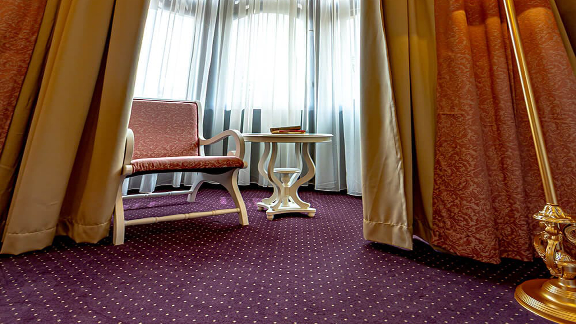 Montaj mochetă în interior de cameră hotel cu aspect modern și curat