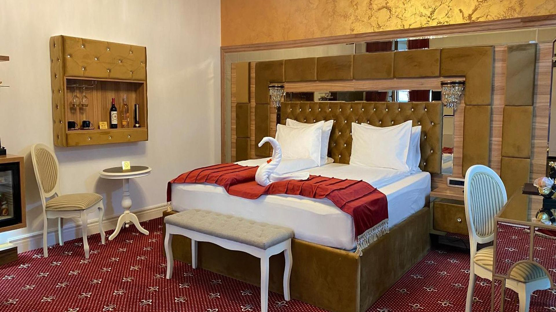Montaj mochetă în cameră de hotel cu pat dublu și finisaje precise