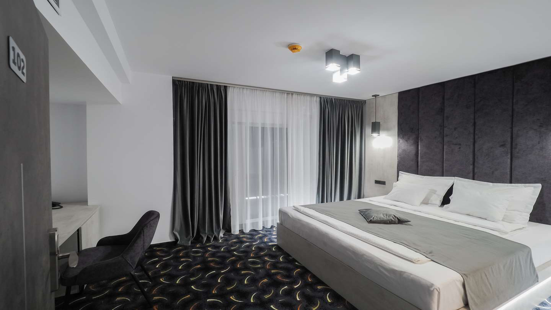 mocheta receptie hotel Sibiu modern