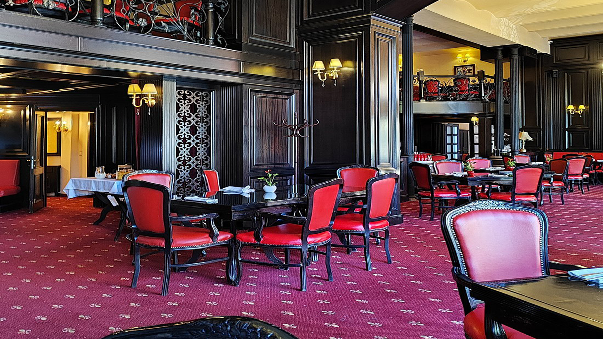 mocheta receptie hotel Sighisoara modern